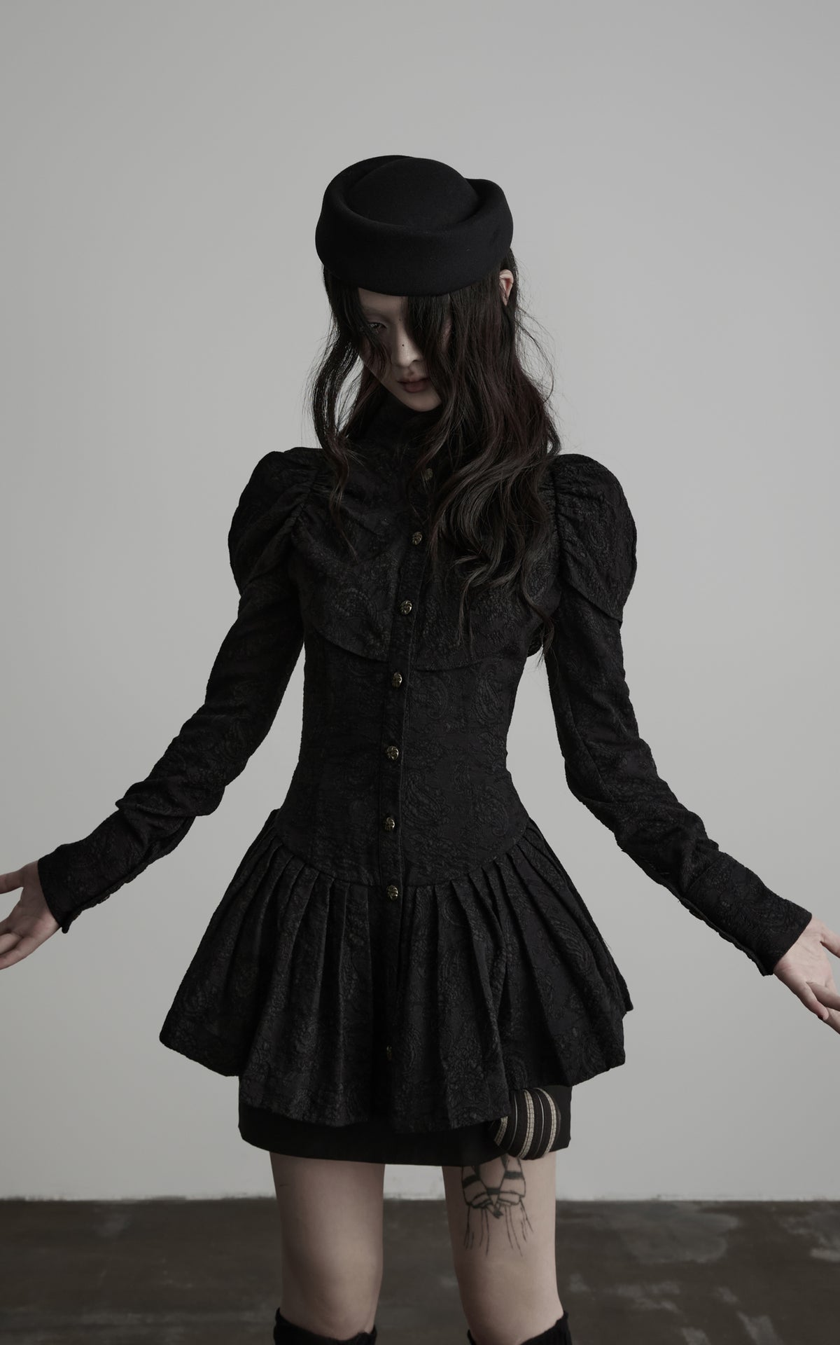 <tc>DOINDULGE</tc> Jacquard-Langarmshirt mit hohem Kragen und Schößchen