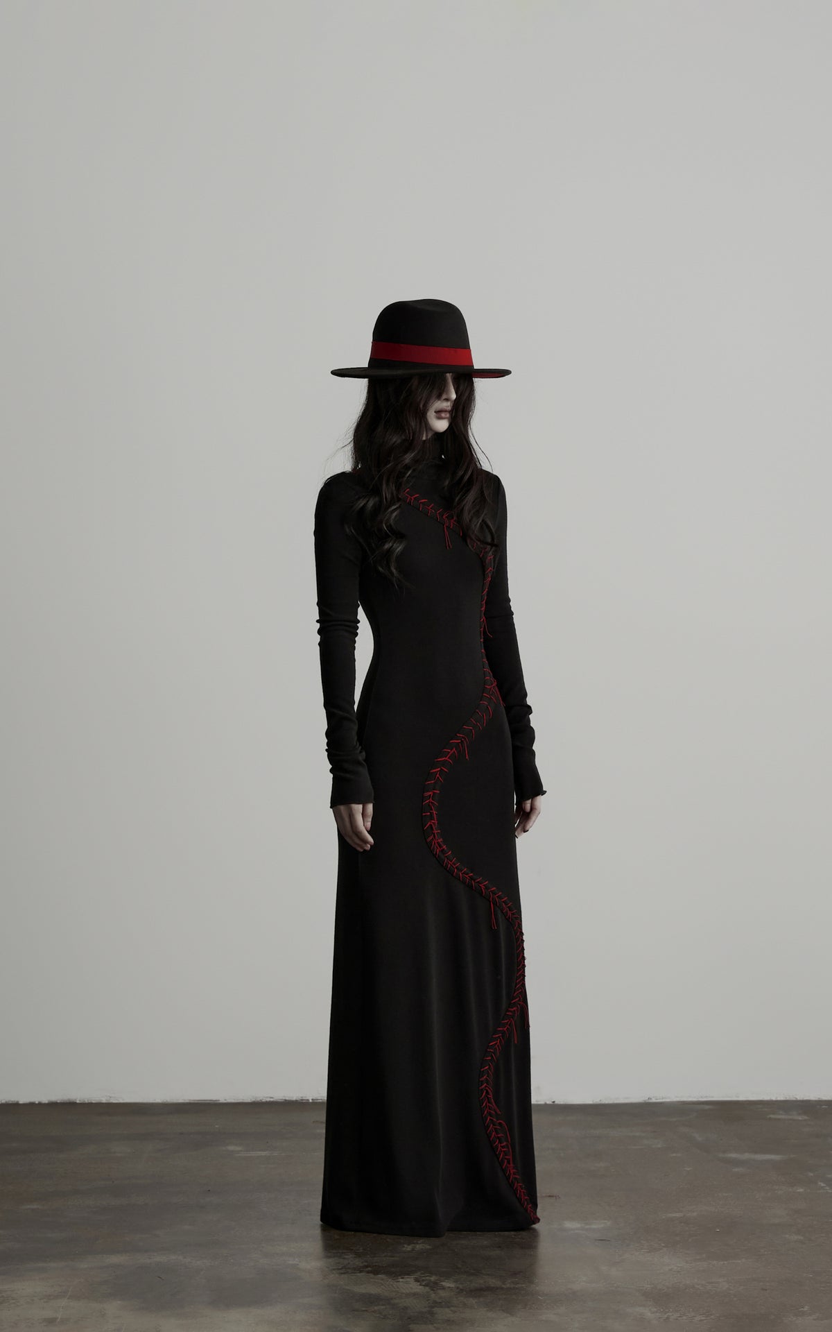 <tc>DOINDULGE</tc> Maxi-Strickkleid mit hohem Kragen und Kontrastnähten