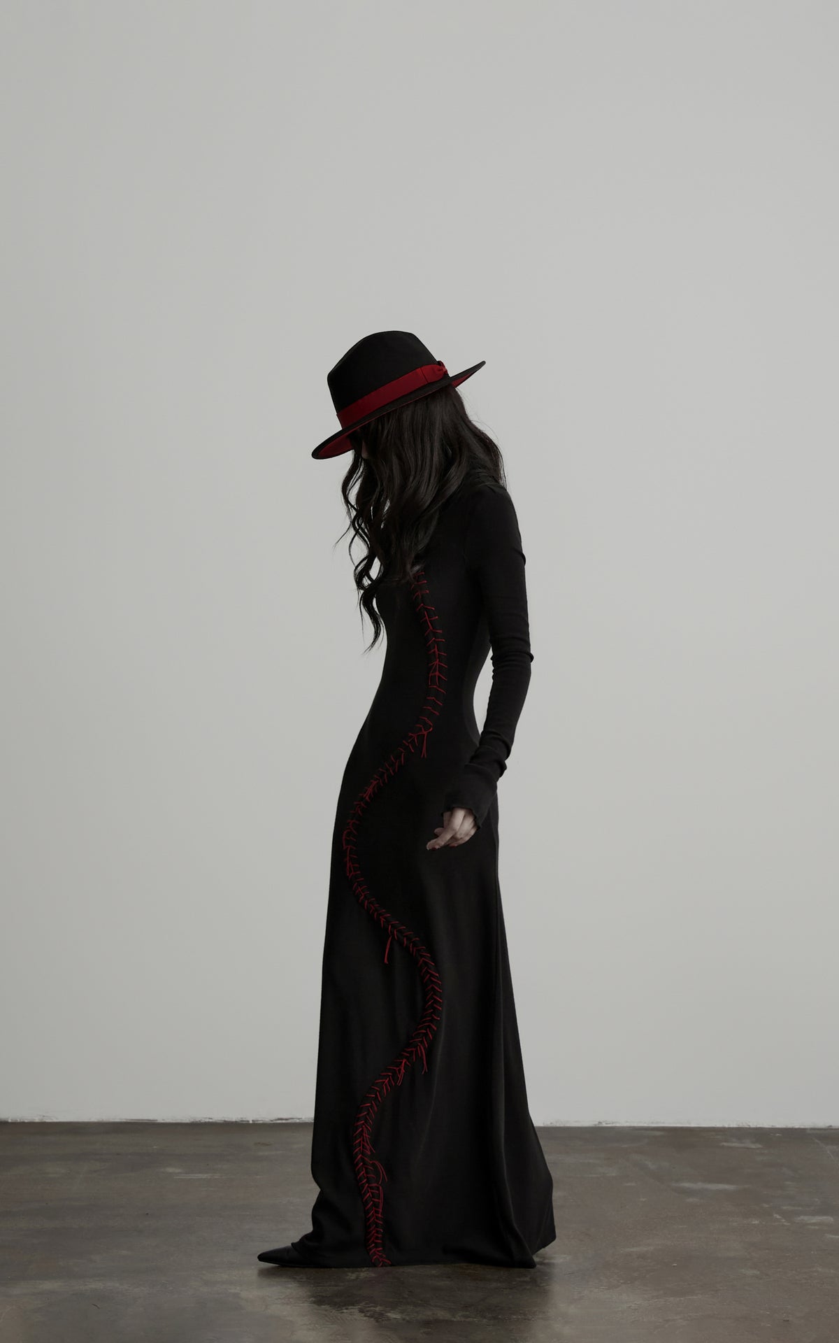 <tc>DOINDULGE</tc> Maxi-Strickkleid mit hohem Kragen und Kontrastnähten