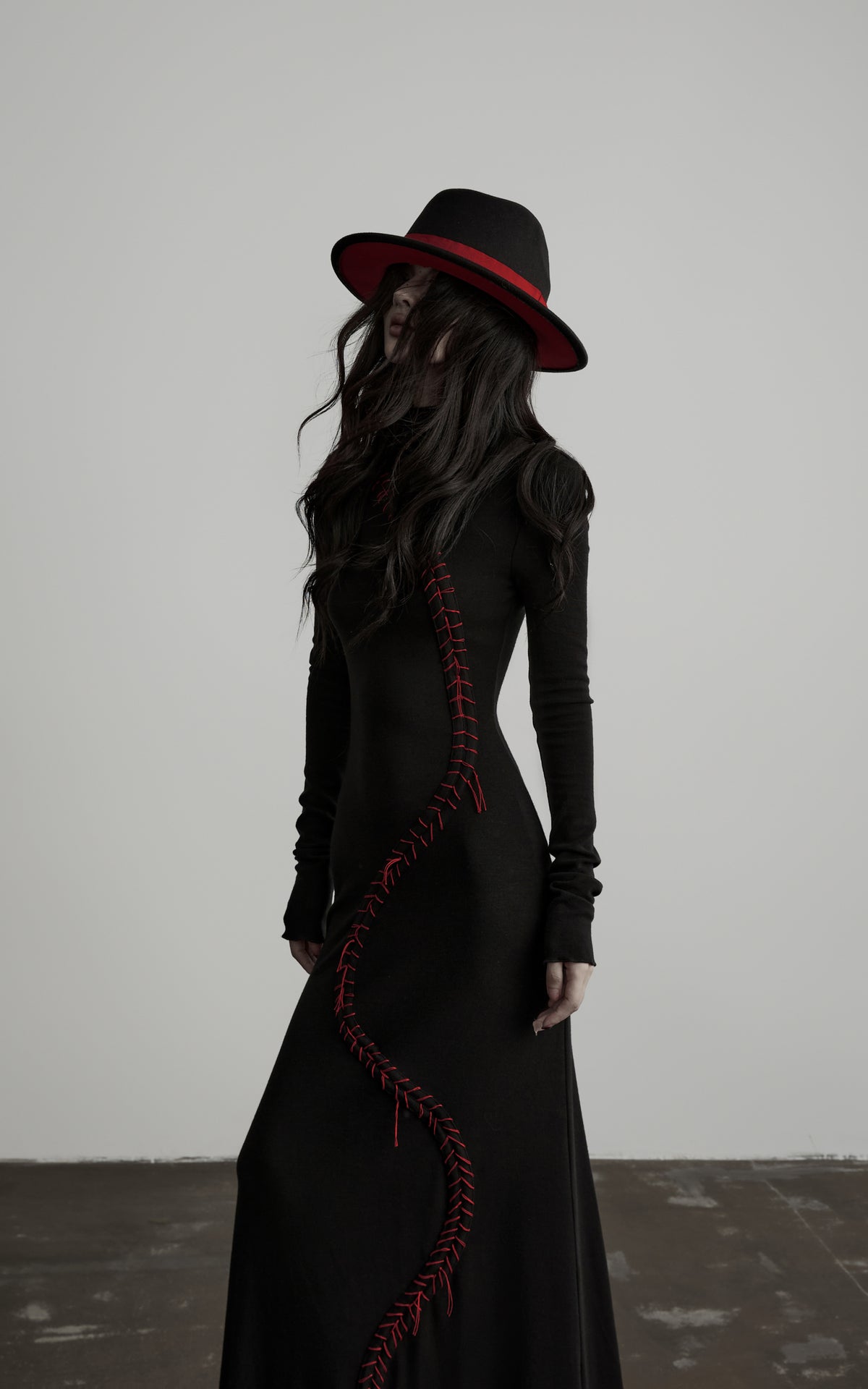<tc>DOINDULGE</tc> Maxi-Strickkleid mit hohem Kragen und Kontrastnähten