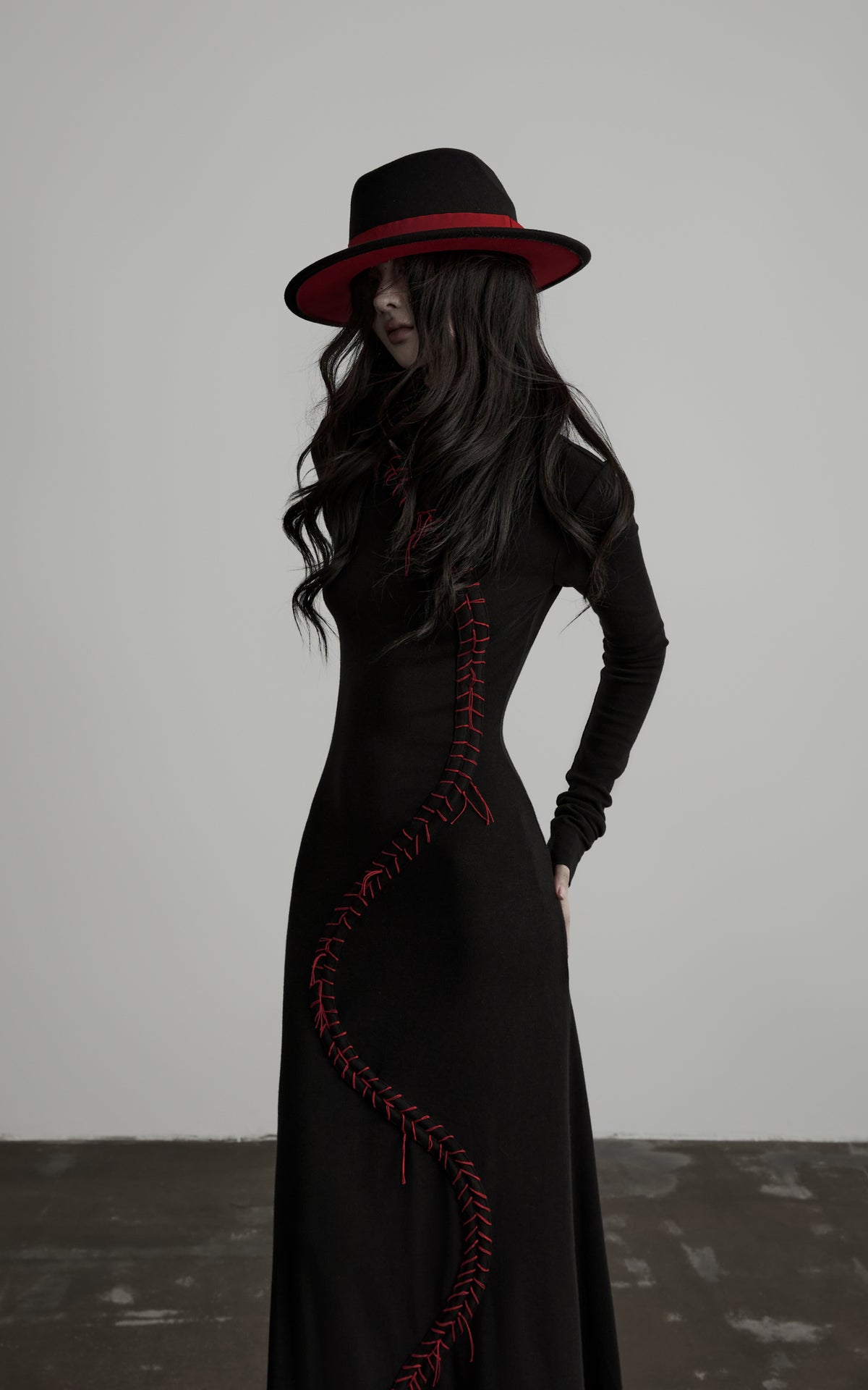 <tc>DOINDULGE</tc> Maxi-Strickkleid mit hohem Kragen und Kontrastnähten