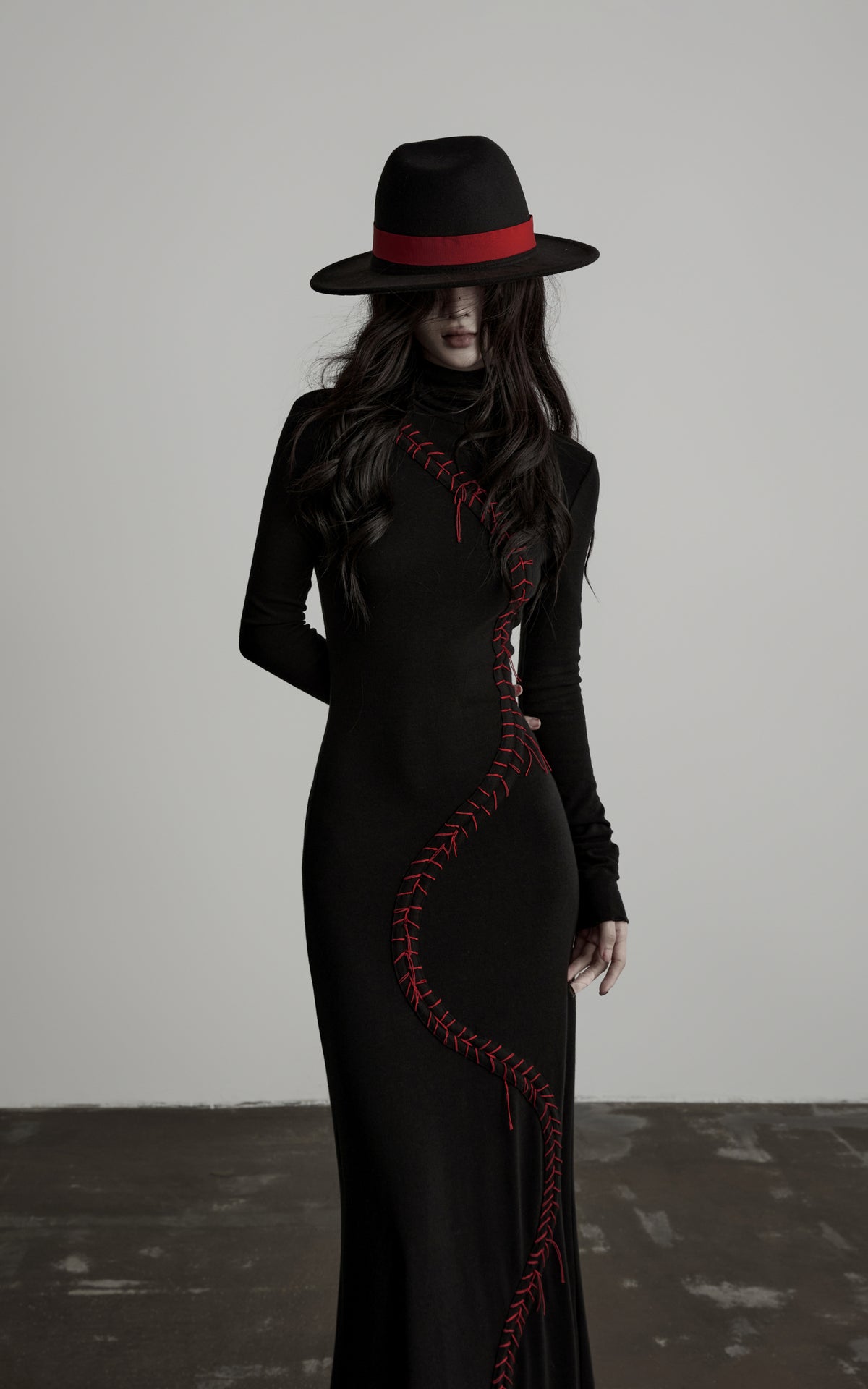 <tc>DOINDULGE</tc> Maxi-Strickkleid mit hohem Kragen und Kontrastnähten