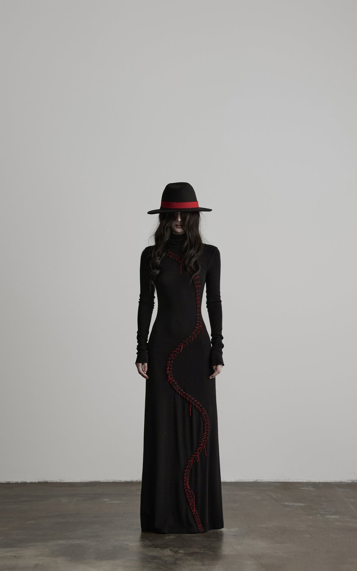 <tc>DOINDULGE</tc> Maxi-Strickkleid mit hohem Kragen und Kontrastnähten