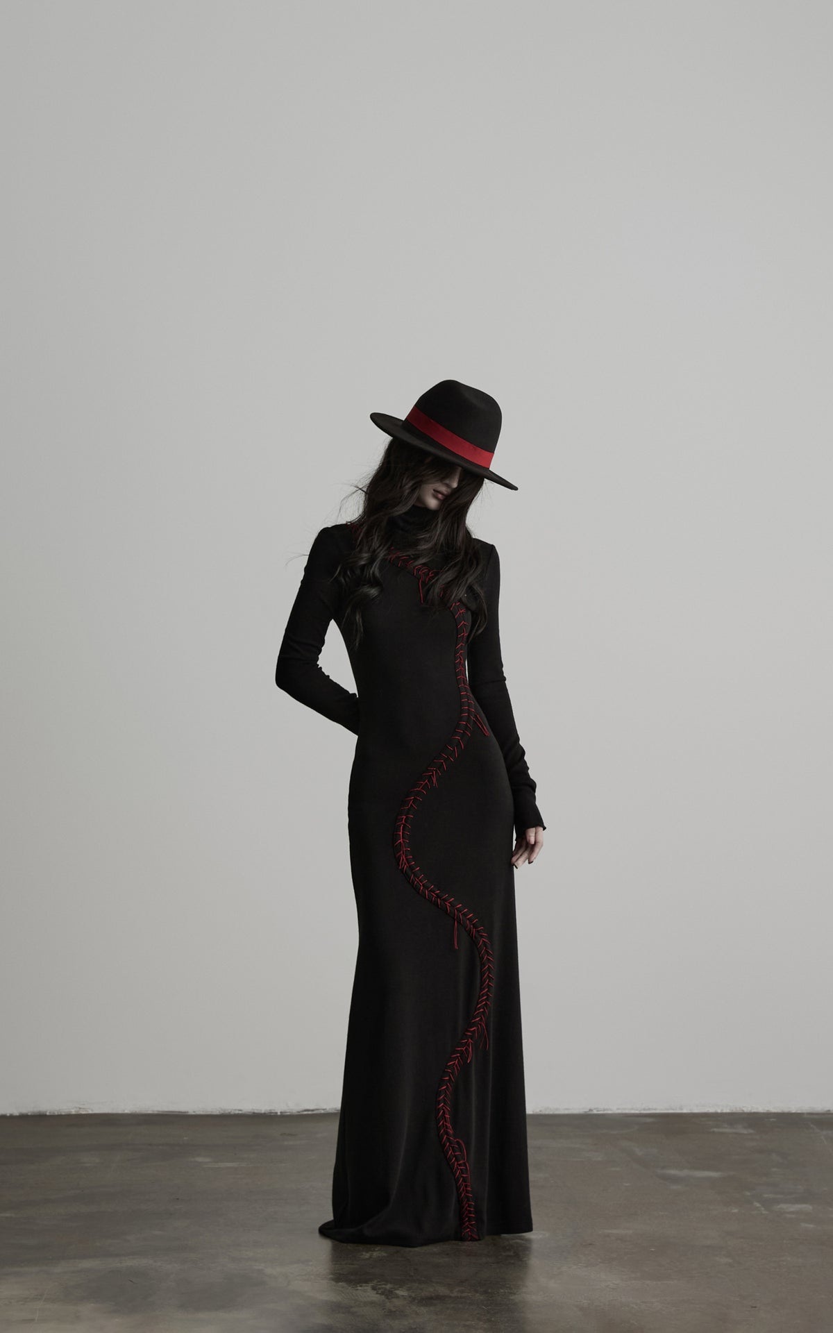 <tc>DOINDULGE</tc> Maxi-Strickkleid mit hohem Kragen und Kontrastnähten