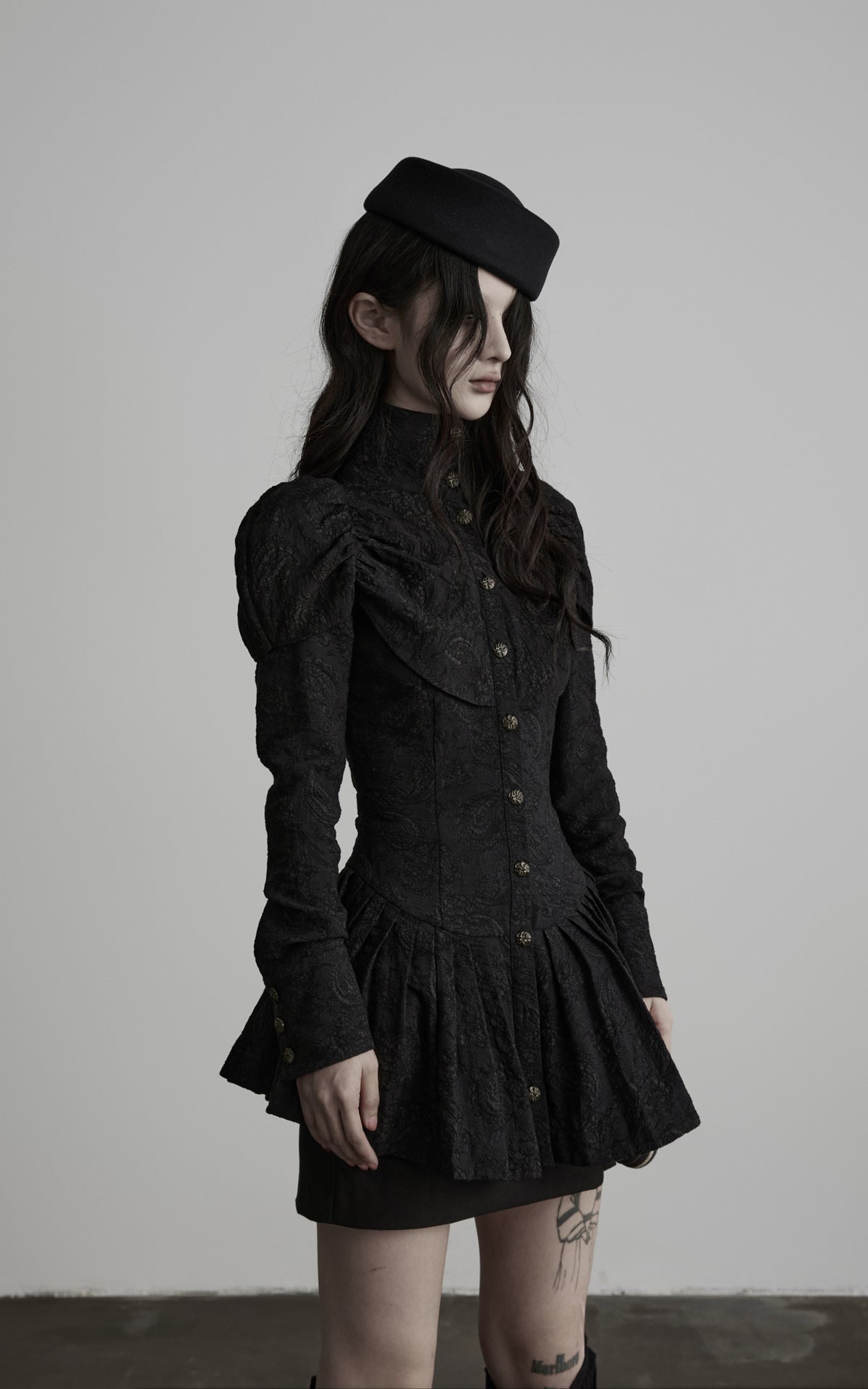<tc>DOINDULGE</tc> Jacquard-Langarmshirt mit hohem Kragen und Schößchen