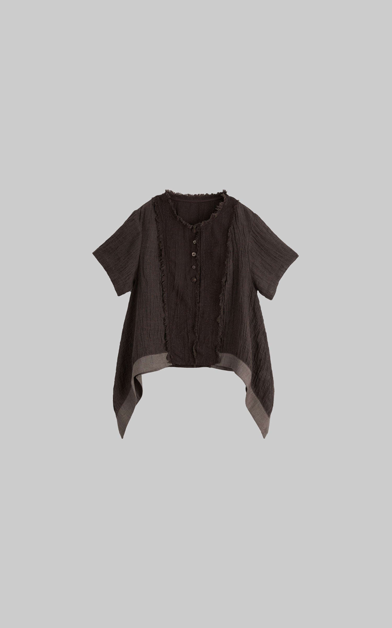 <tc>DOINDULGE</tc> T-Shirt mit rohem Saum, Knopfleiste und Drapierung