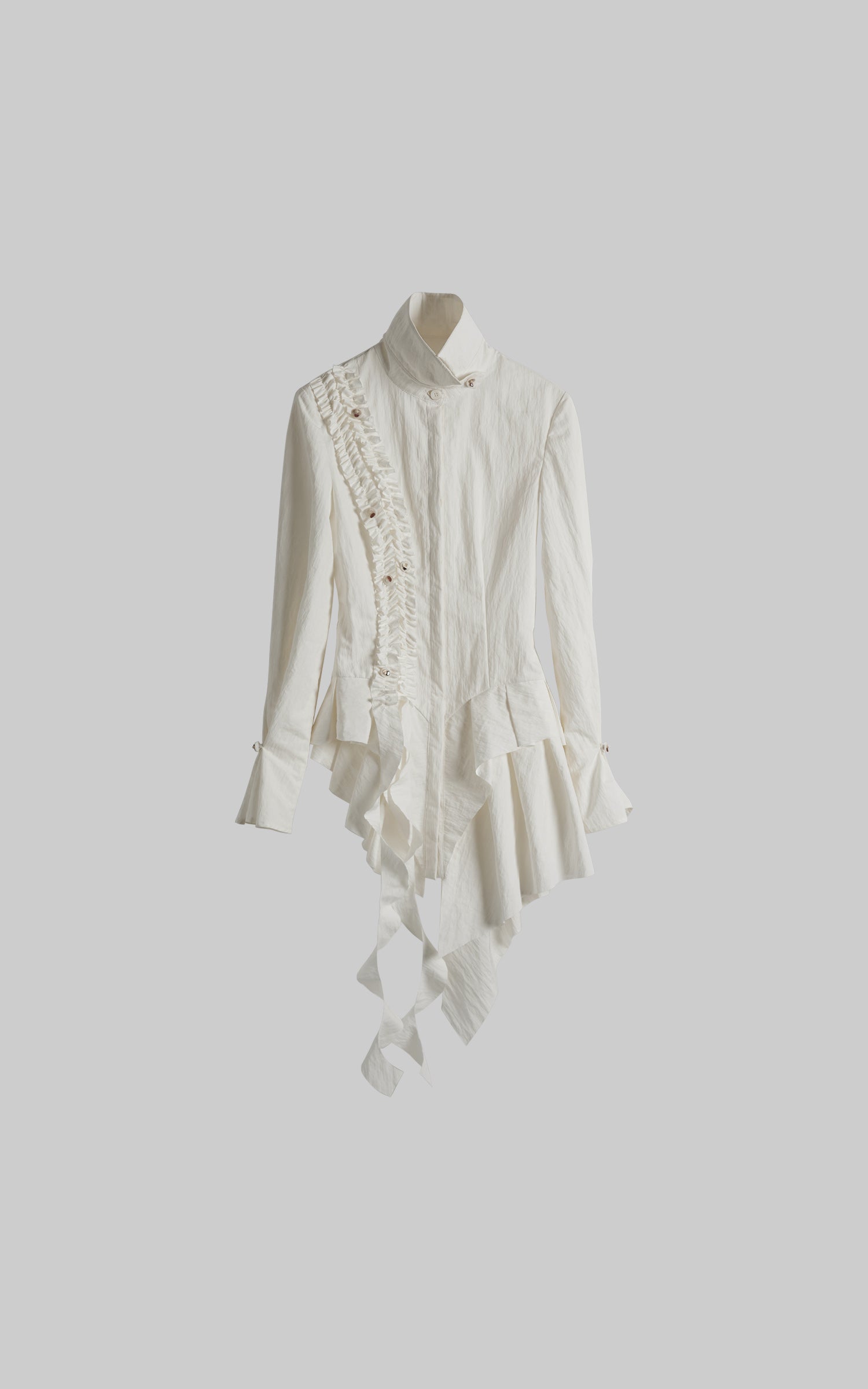 <tc>INDULGE</tc> アシンメトリックなルーシュ高ネックシャツ、彫刻的なドレープパネル付き