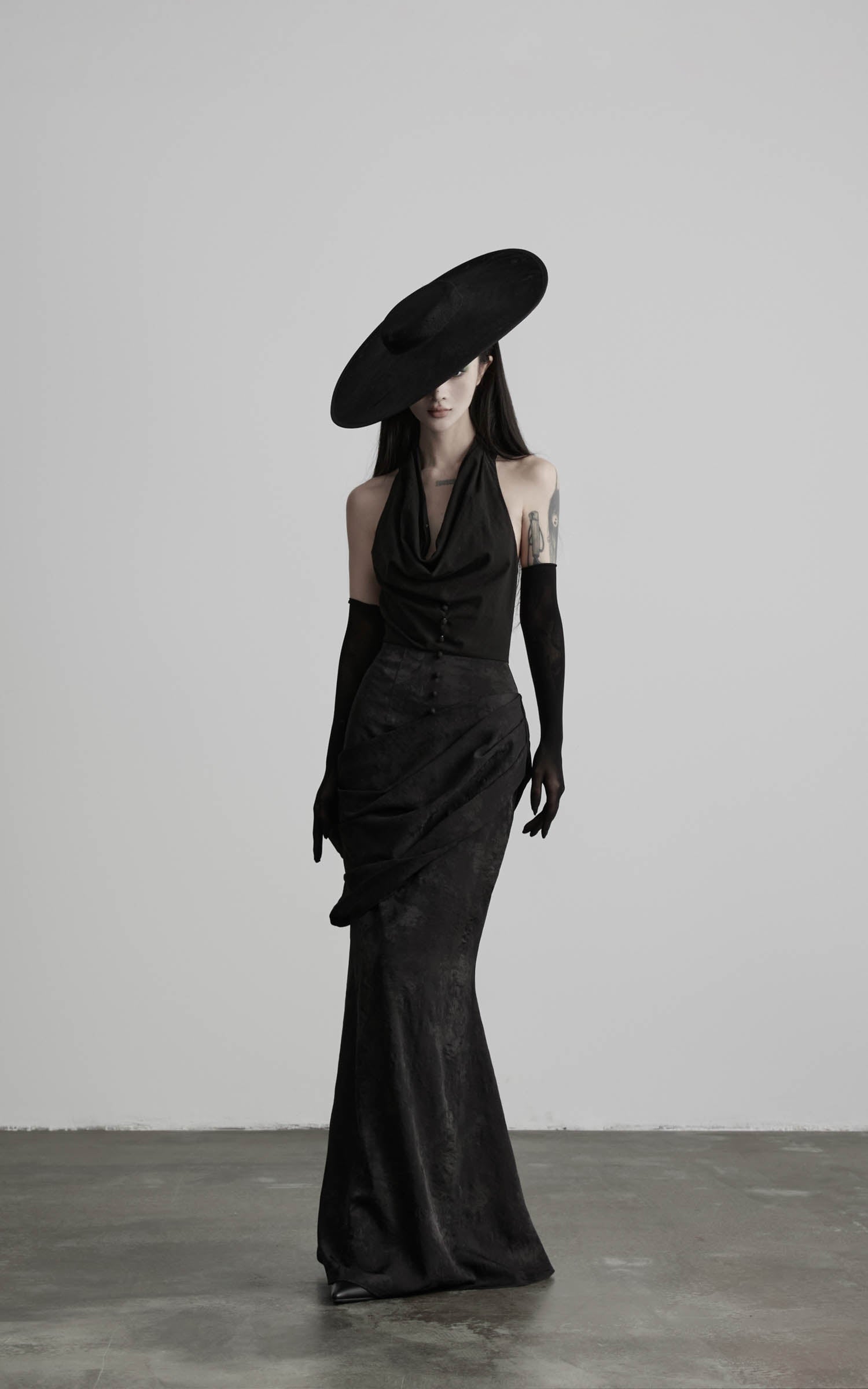 Video laden: <tc>DOINDULGE</tc> Neckholder-Maxikleid mit Wasserfallausschnitt