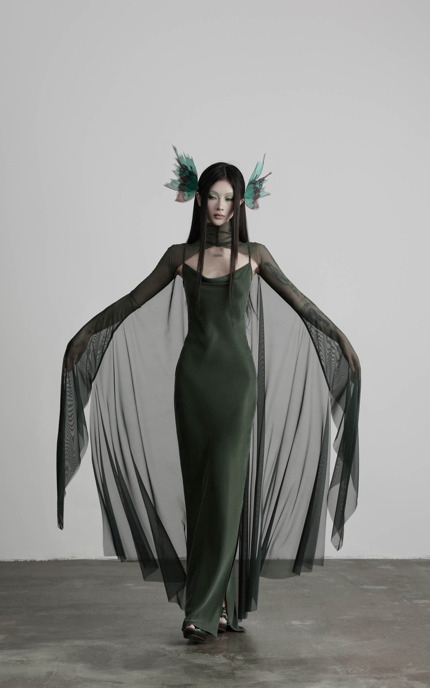 Video laden: <tc>DOINDULGE</tc> Slip-Maxikleid mit Mesh-Cape-Set