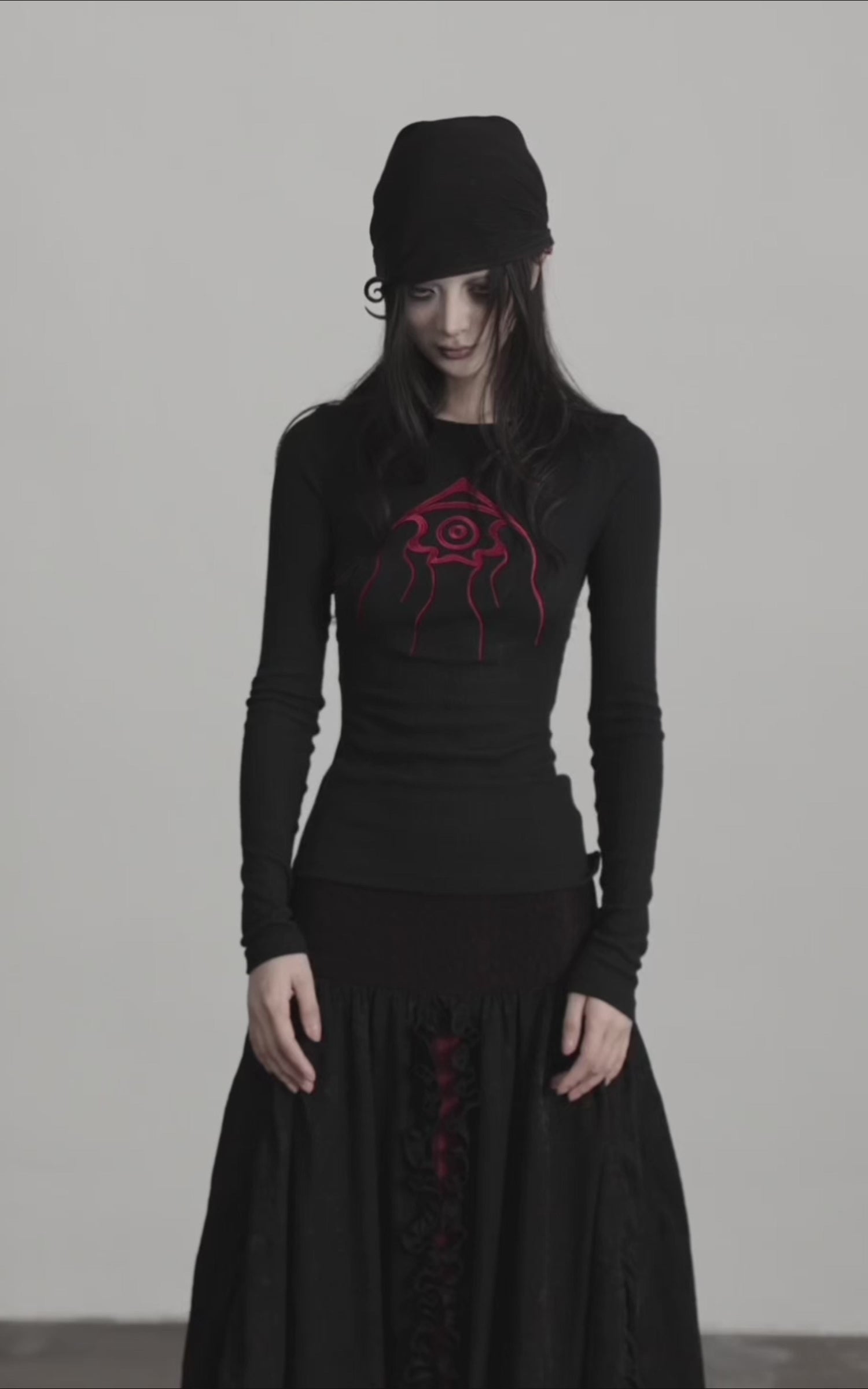 Video laden: <tc>DOINDULGE</tc> Geripptes Langarmshirt mit gesticktem Augenmotiv