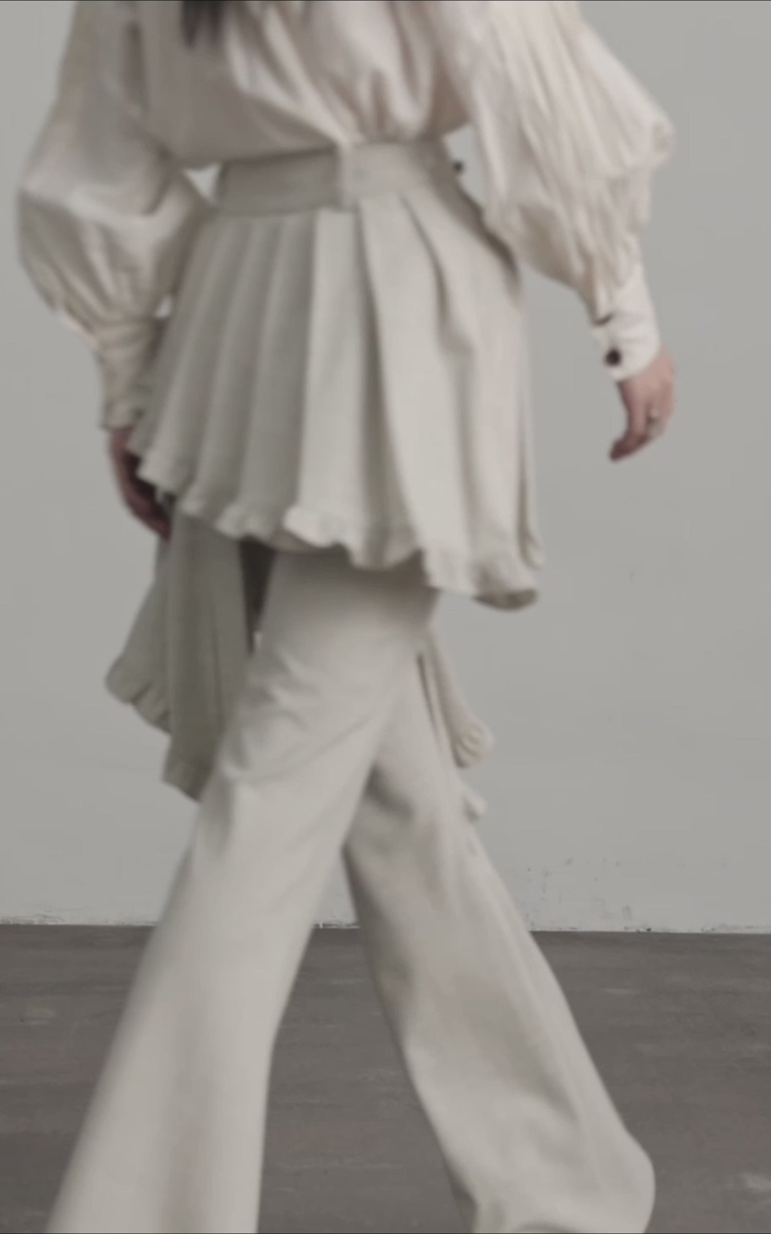 Video laden: <tc>DOINDULGE</tc> Lagenweise plissierte, ausgestellte Hosen