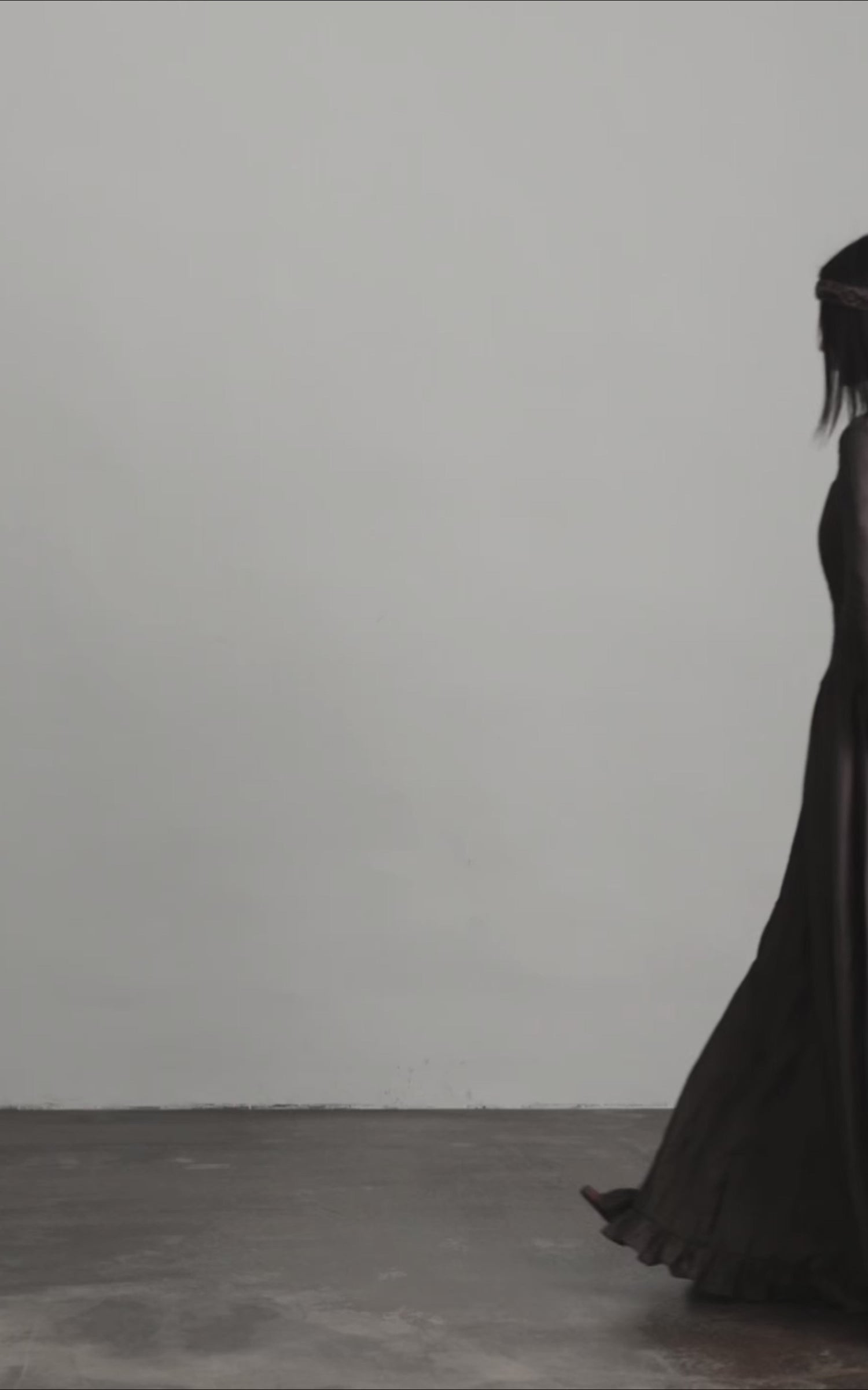 Video laden: <tc>DOINDULGE</tc> Plissiertes Korsett-Taille Maxikleid mit langen Ärmeln