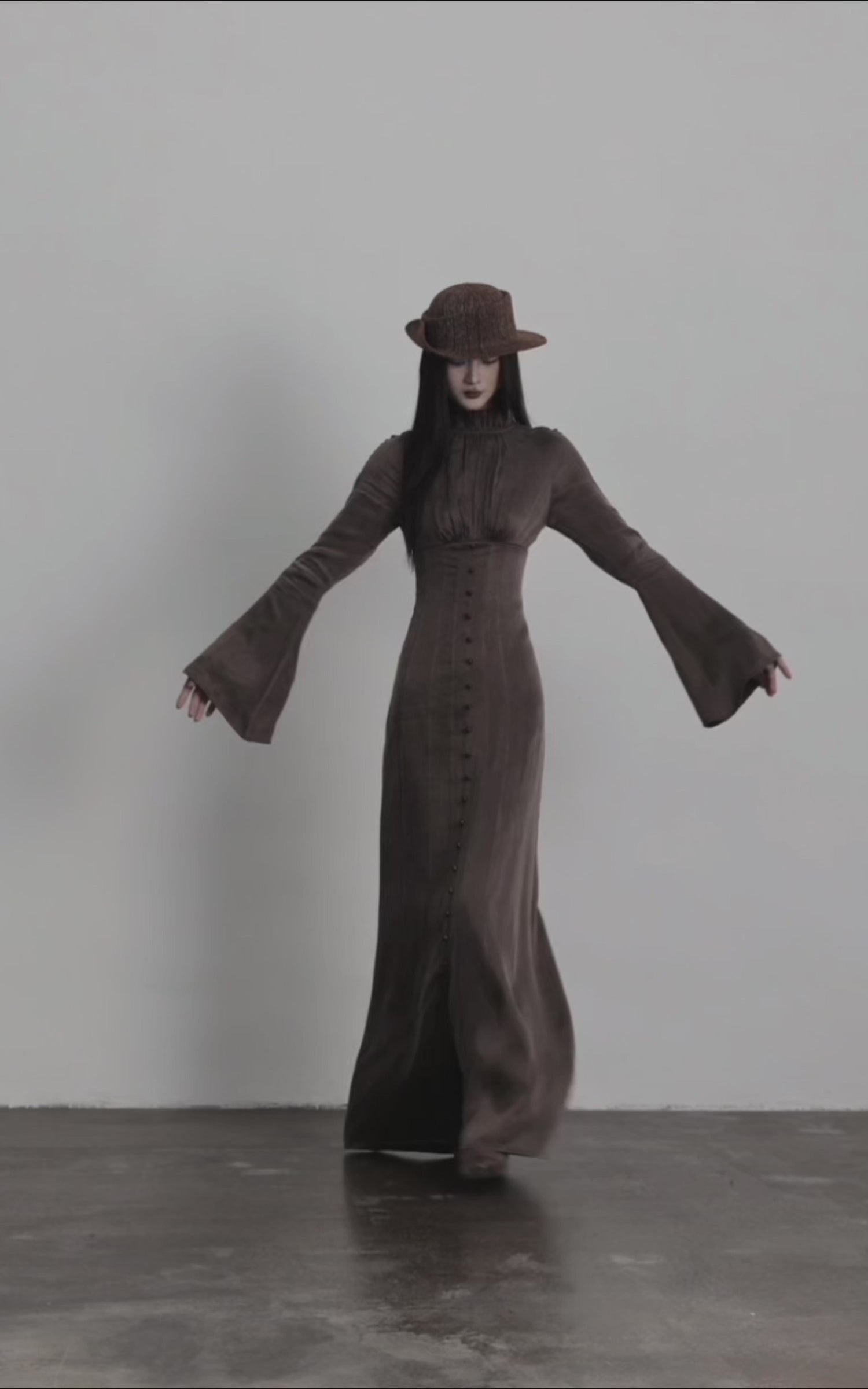Video laden: <tc>DOINDULGE</tc> Maxikleid mit hohem Kragen, gerafftem Gothic-Stil und ausgestellten Ärmeln