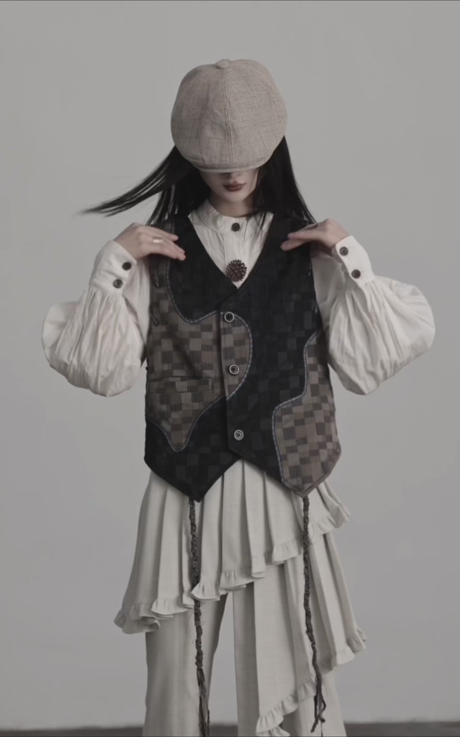 Video laden: <tc>DOINDULGE</tc> Asymmetrische Patchwork-Strukturweste
